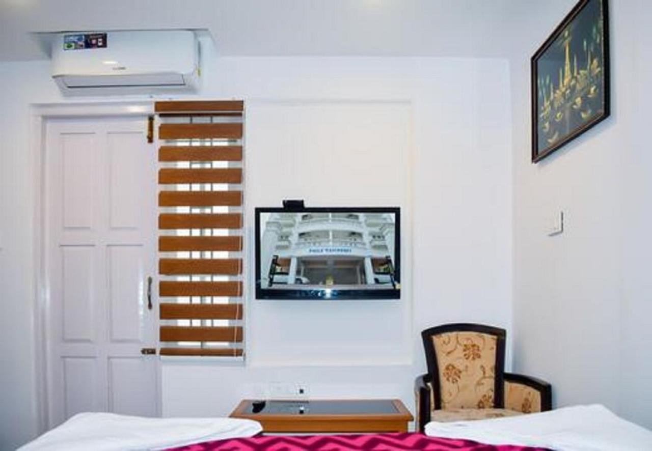 Phils' Residency & Banquets Hotel Kochi Exterior photo