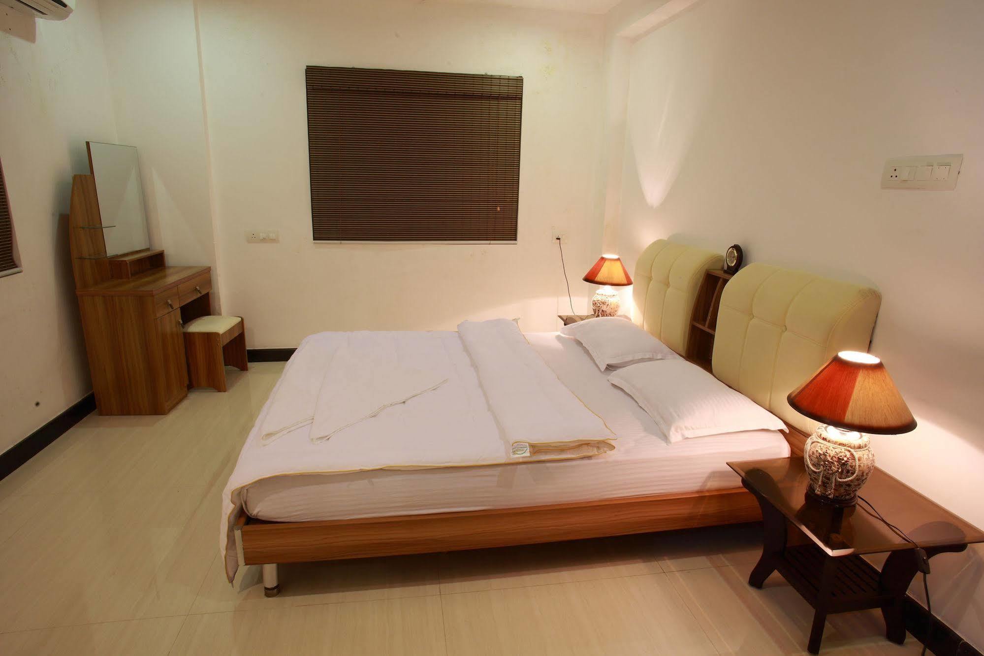 Phils' Residency & Banquets Hotel Kochi Exterior photo
