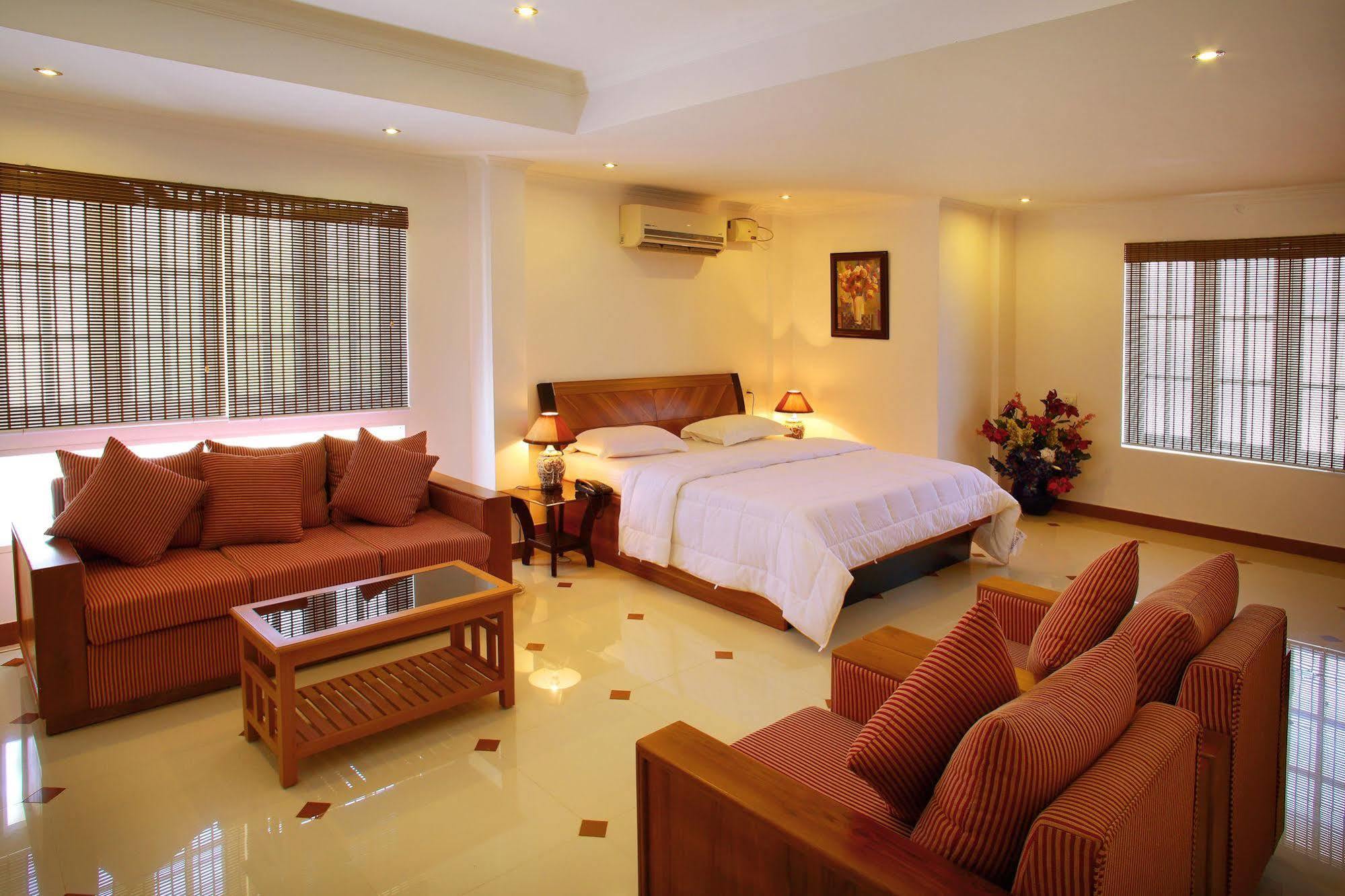 Phils' Residency & Banquets Hotel Kochi Exterior photo